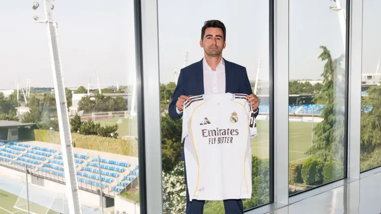 Pau Quesada nouvel entraîneur du Real Madrid féminin pose avec ses nouvelles couleurs