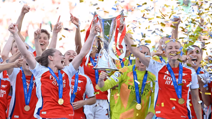 l'équipe féminine d'Arsenal soulevant le trophée de la ligue des champions