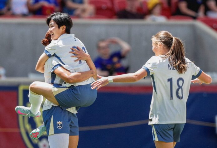 Seattle Reign lors de la 13e journée de NWSL. Ji So-yun embrace ses camarades après avoir inscrit un but