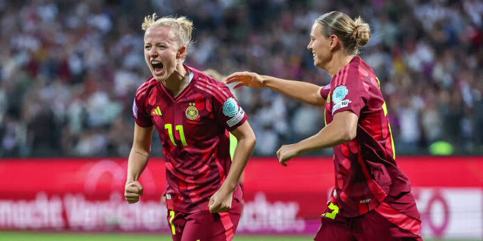Lea Schüller célébrant son but avec l'équipe d'Allemagne