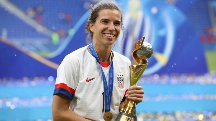 Tobin Heath double championne du monde sourinate avec sa dernière coupe du Mondial 2019