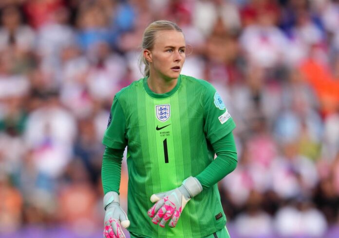 Hannah Hampton gardienne de l'Angleterre en tenue domicile lors de l'EURO 2025