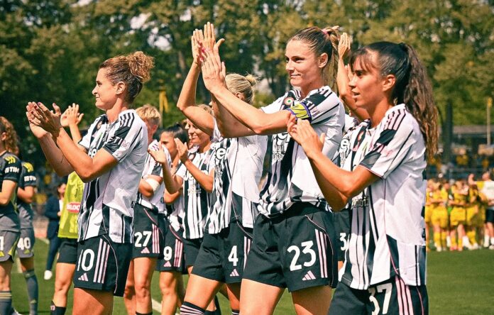 la joie des joueuses de la Juventus Turin féminine qui remportent un match amical face à Dortmund