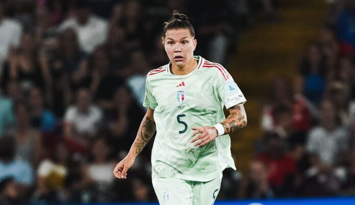 Elena Linari lors du match Norvège Italie en quart de finale de l'Euro 2025 avec le ballon au pied