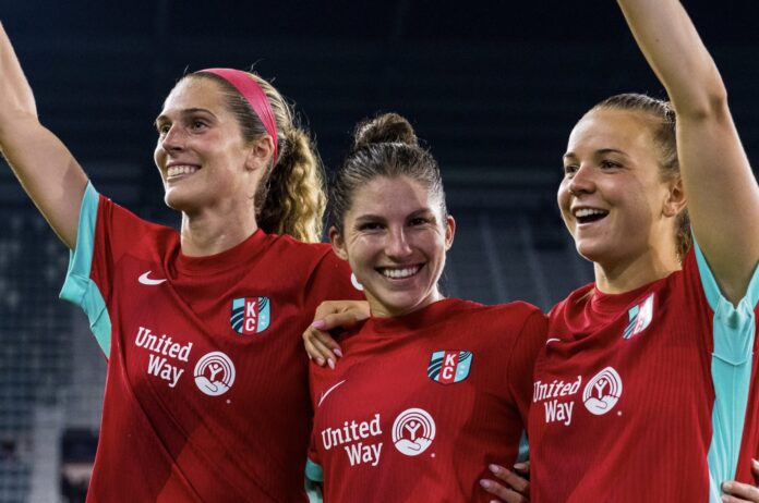 joueuse souriante du Kansas City Current après leur victoire lors de la Semaine 14 en NWSL 2025