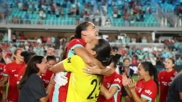 la joie des joueuses du Kansas City Current qui remportent le NWSL Shield 2025 lors de la 21e journée de la saison régulière