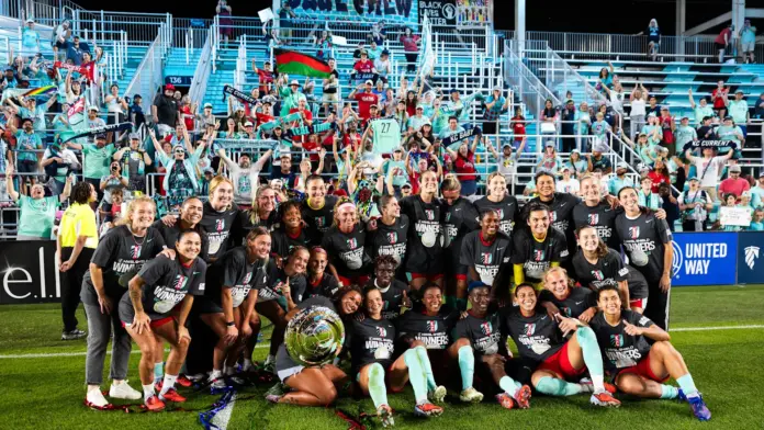 photo de groupe des joueuses du Kansas City Current avec le trophée du NWSL Shield 2025 remporté lors de la 21e journée de la saison régulière
