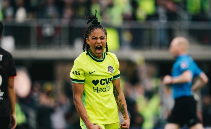 célébration de Croix Bethune qui a inscrit un but en nwsl playoffs 2025 lors du match washington-portland