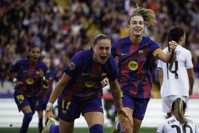 Joie de l'attaquante de FC Barcelone Ewa Pajour qui célebre son premier but avec la capitaine Alexia Putellas lors du clasico face au Real Madrid en Liga F 2025