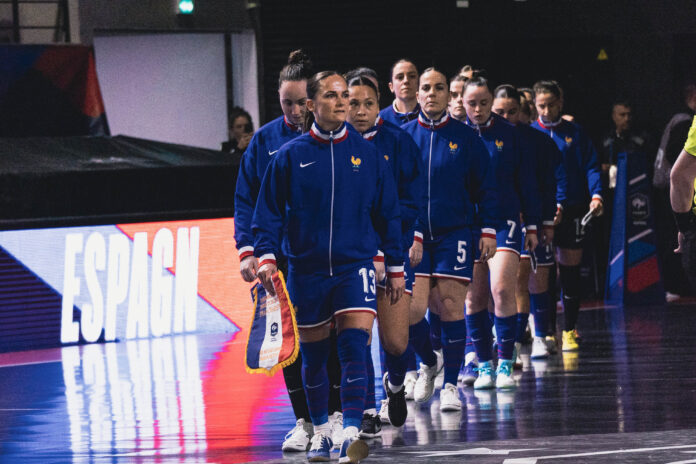 Entrée sur le terrain de l'Equipe de France féminine de Futsal lors du match France-Espagne du Tour Elite de la Coupe du Monde féminine de Futsal 2025