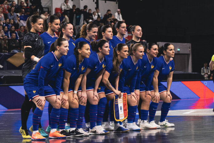 Equipe de France féminine de Futsal qui fait la photo d'avanta match lors du France-Espagne du Tour Elite de la Coupe du Monde féminine de Futsal 2025