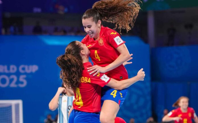 Joie des jumelles Cordoba de l'équipe d'Espagne qui remporte la 3eme place de la première Coupe du Monde de Futsal féminin aux Philippines en 2025