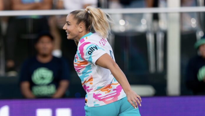 Adriana Leon féminin féminine