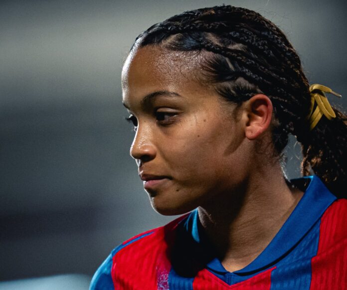 Vicky Lopez joueuse du FC Barcelona avec un cordon doré sur sa queue de cheval en solidarité pour la lutte contre le cancer infantile