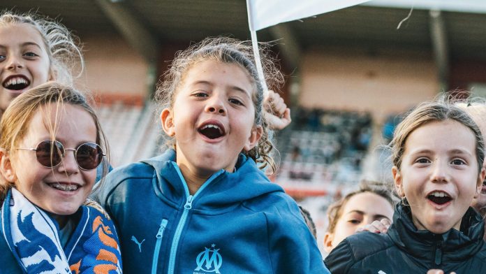 OM féminin féminine