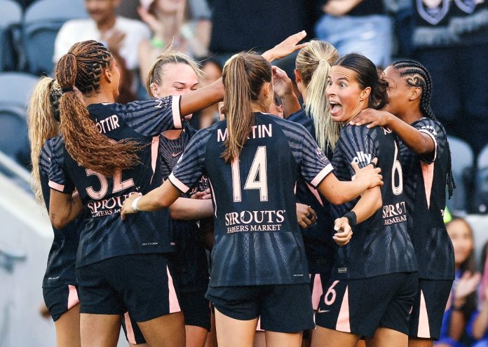 célébration d'équipe d'Angel city FC en NWSL 2026 après avoir remporté le premier match 4-0