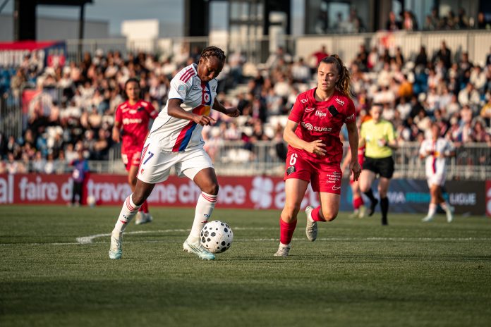 Duel entre deux joueuse de football lors du OL Lyonnes - DFCO