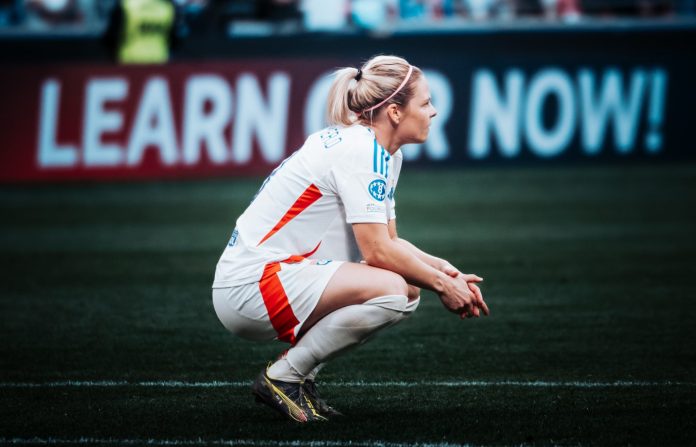 La joueuses Eugénie Le Sommer accroupi suite à la défaite de son club OL face à Arsenal en ligue des championnes 2025