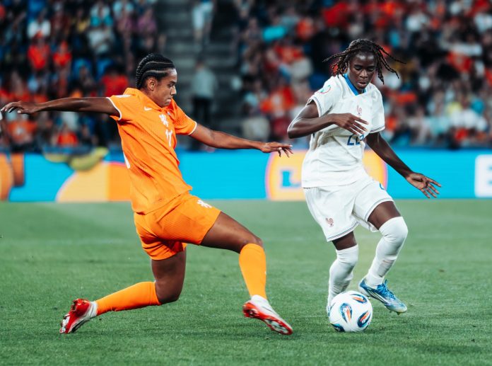 Duel de football féminin entre une joueuse de l'équipe de France et une du Pays-bas