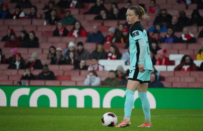 Emily Sonnet en tenue de Gotham FC qui crie des indications pour ses coéquipières lors de la petite finale de la Women's Champions Cup 2026 face à l'AS Far à Londres