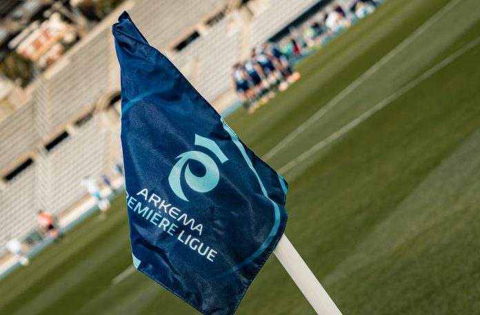 Drapeau de corneur avec le logo et les couleurs bleus de l'Arkema Première Ligue