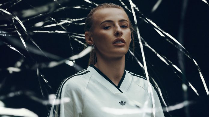 Chloe Kelly Adidas féminine féminin