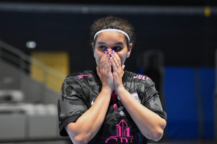 Joueuse du Toulouse Futsal Club surprise avec les mains qui recouvrent le bas de son visage expressif