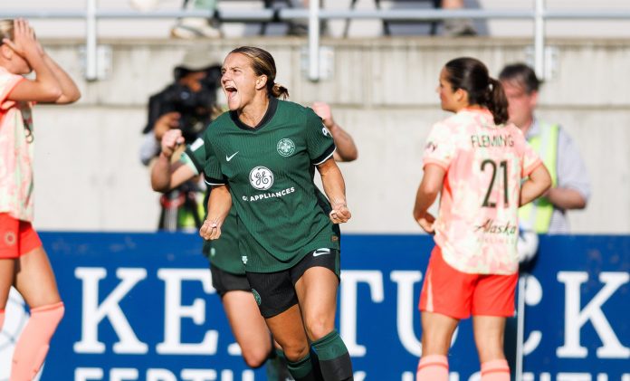 Koueuse du Racing Louisville (15e au classement) célèbre son but face aux joueuses de Portland Thorns (1er) dépitées. Victoire du racing 3-1