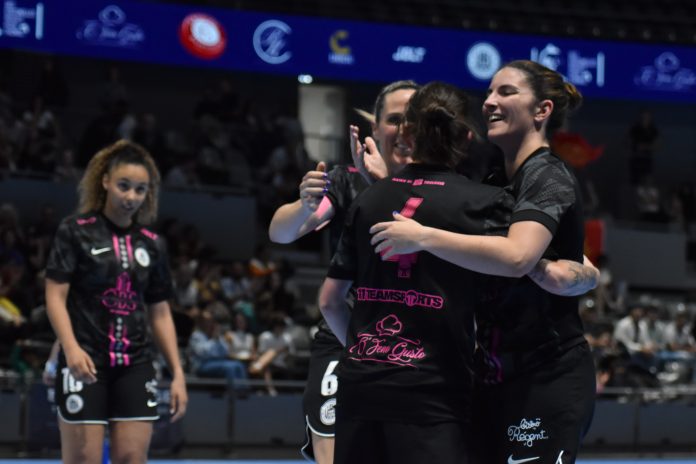 Joie de l'équipe de Toulouse Futsal Club après avoir inscrit le 5e but face à l'US Saint-Vit lors de la demi-finale de Coupe Nationale de Futsal féminin. Score final 7-5