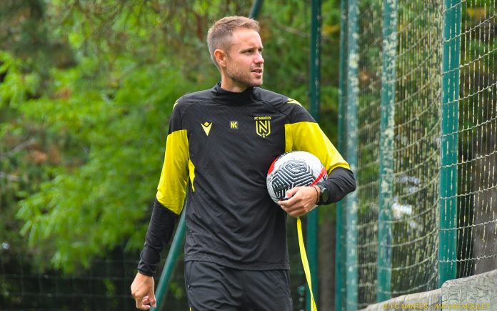 Coach Nicolas Chabot avec un ballon dans la main