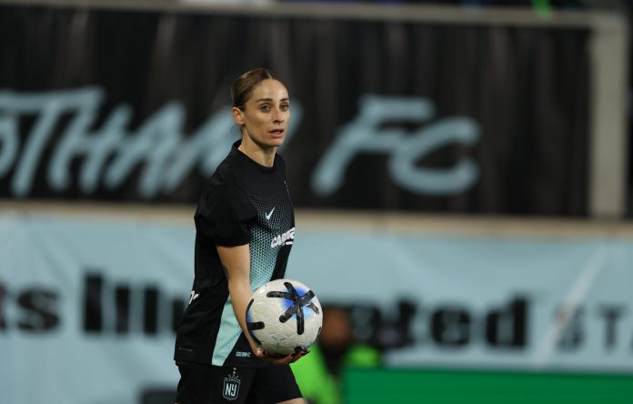 Esther Gonzalez en maillot de Gotam FC avec un ballon dans la main
