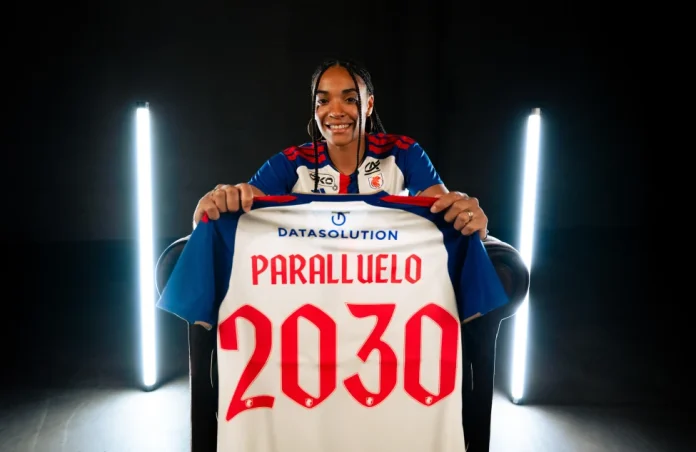 La joueuses de football Salma Paralluelo porte le maillot de l'OL Lyonnes qu'elle vient de rejoindre avec la date 2030 inscrite dessus