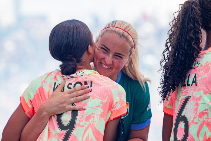 linsey heaps denver summit fc embrasse sophia smith de portland - nwsl 2026