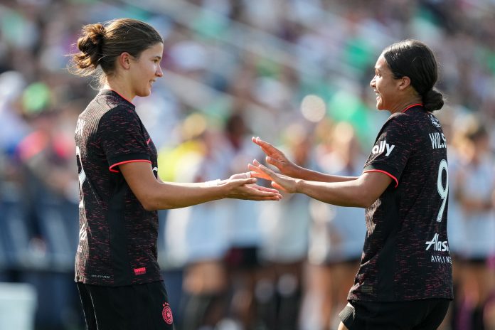 Pietra Tordin et Sophia Wilson joueuses de Portland Thorns qui se tapent dans les mains après avoir inscrit un but