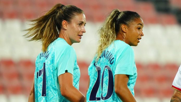 Les joueuses Alexia Putellas et Delphine Cascarino en tenue de London City Lionesses sur un terrain